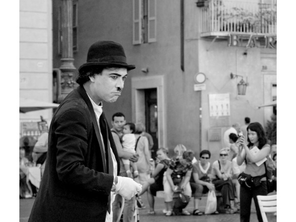 Slide31.jpg Picture of a street performer